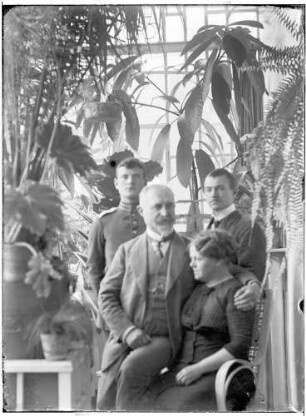 Wohnung der Familie Knochenhauer, Wintergarten? Ehepaar Fanny und Bruno Knochenhauer mit den Söhnen Günther (links hinten) und Wolfgang : Kattowitz, Friedensstraße 2. Wohnung der Familie Knochenhauer, Wintergarten? Ehepaar Fanny und Bruno Knochenhauer mit den Söhnen Günther (links hinten) und Wolfgang