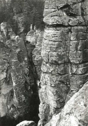 Sächsische Schweiz, Rathener Gebiet. Höllenhund. Seilschaft Ehrhardt Renger bei der 2. Begehung der Südostwand (VIIa [VIIIa])