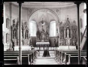 katholische Kirche innen nach Osten