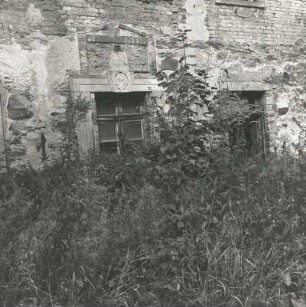Auerbach-Sorga. Ehem. Gut (18. Jh.). Herrenhaus. Anbau. Fenster mit Wappenschlussstein