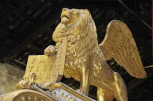 Geflügelter Markuslöwe : Der geflügelte Markuslöwe ist das Wahrzeichen der Stadt, hier als Bugverzierung an einem Dogenschiff, ausgestellt im Marine-Museum. Aufgenommen in Venedig am 15. Mai 2009