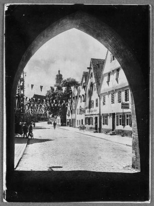 Nördlingen, Deininger Straße : Nördlingen. Deininger Straße. Blick Richtung Marktplatz zur Pfarrkirche St. Georg