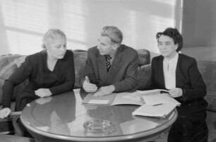 Reportage aus dem Ministerium für Volksbildung der DDR : Paul Wandel (Minister für Volksbildung und Jugend) mit den Staatssekretärinnen des Ministeriums für Volksbildung Elisabeth Zaisser (links) und Ruth Fabisch (rechts)
