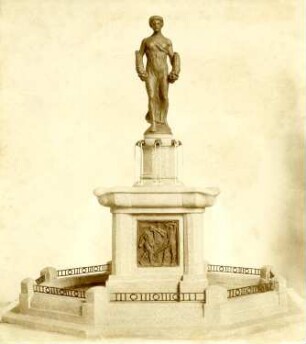 Marktbrunnen für Homberg (Modell) : Marktbrunnen für Homberg (Modell). Gips, getönt (1912/13; C. Brose)