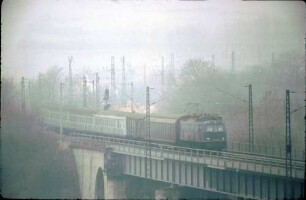 Kitzingen Mainbrücke Lok 118 025 Nahverkehszug Bahnpostwagen Bnb-Wagen