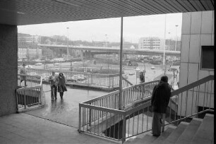 Essen: Hauptbahnhof, Südausgang mit Autobahn