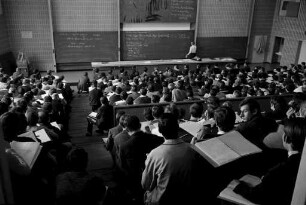 Überbelegung und Überfüllung der Hörsäle an der Universität Karlsruhe.