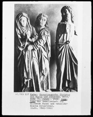 Kreuztragender Christus mit Maria und Johannes