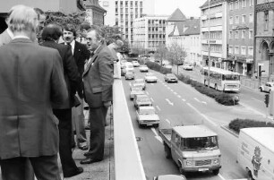 Freiburg: Autoverkehr auf dem Leopoldring mit Tagungsteilnehmern (links)