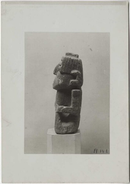 Figurine en pierre. Travaillé de manière grossière et plate. Hauteur 23 cm. Vue latérale.