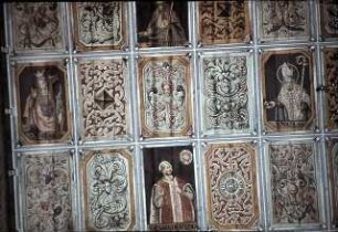 Maria, Christus, Engel und Heilige zwischen Ornamentfeldern