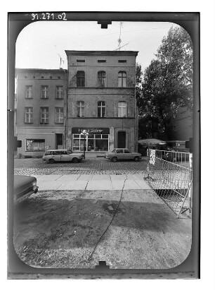 Stralsund-Altstadt, Badenstraße. Wohnhäuser mit Läden. Straßenfront