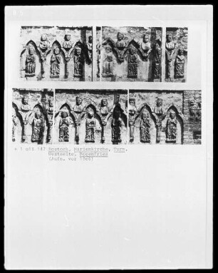 Kleeblattbogige Blendarkatur mit glasierten Tonfiguren: Christus und die Apostel, in den Zwickelfeldern Halbfiguren von Propheten