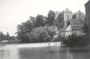 Abb. 7: Döbeln. Blick über Wehr der Freiberger Mulde zu Färberhäusern und Schloßbergschule : Fotoalbum zum 3. Heimatfest der Stadt Döbeln vom 8. bis 10. Juni 1935. Mit Stadtmotiven und historischem Festumzug