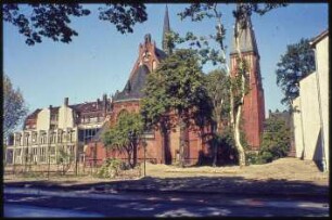 Seitenansicht der Auenkirche mit Pfarrhaus