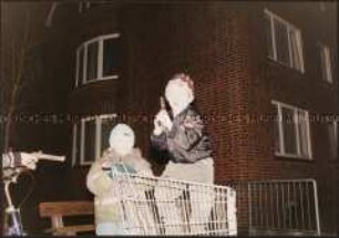 Kinder spielen mit Pistolen (Altersgruppe bis 14)