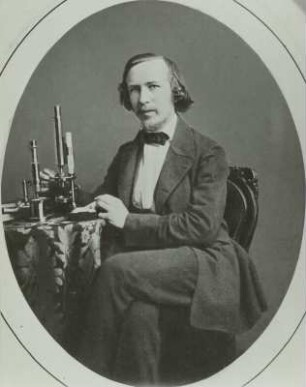 Porträt Ernst Haeckel am Mikroskop