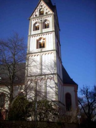Kirchturm von Süden (Romanisch gegründet) in Übersicht mit Rundbogenfriesen unter geschoßtrennenden Wasserschlägen sowie Biforien in den Obergeschossen
