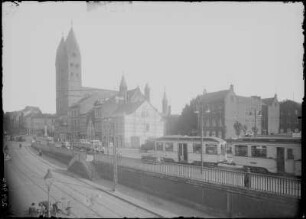 Köln-Deutz, Stadtteil : Köln-Deutz. Stadtteilansicht mit Neu St. Heribert. Blick vom Brückenkopf der Deutzer Brücke nach Nordosten