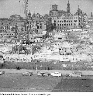 Baustelle Wohnhäuser an der Wilsdruffer Straße, im Hintergrund Ruine Sophienkirche, Taschenbergpalais und Schloß