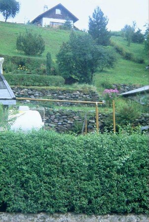 terrassenartig angelegte Trockenmauern an einem Hang