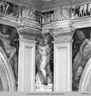 Puttenpaar - Ausschmückung des Hofes mit Fresken und Terrakottareliefs