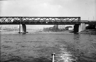 Mannheim: Rheinbrücke im Hafen mit Zug