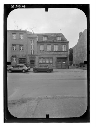 Wismar-Altstadt, Bademutterstraße. Wohnhaus mit Durchfahrt. Straßenfront