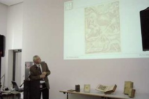 Übergabe von Büchern an Sächsisches Landesgymnasium Sankt Afra Meißen durch Dr. Thomas Bürger (SLUB) im Beisein von Staatssekretär Dr. Frank Schmidt (SMWK) und Schulleiter Dr. Werner Esser