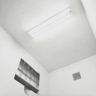 Zelle mit erleuchteter Deckenlampe