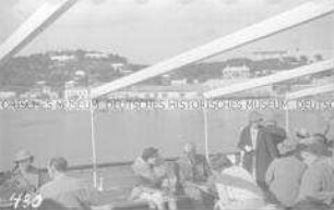 Passagiere des Hochseepassagierdampfers "Columbus" in einem Zubringerboot, Ausflug an Land