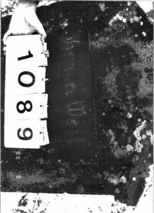 Grabstein 1089 (Index: 100098789) Maße HxBxT: 102x65x13 cm: Grabstein 1089 (Detailaufnahme)