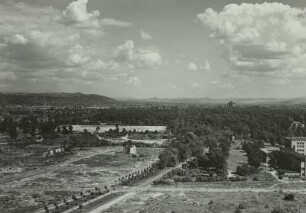 Dresden. Blick vom Rathausturm nach Osten zum Großen Garten, im Hintergrund der Borsberg und die Sächsische Schweiz