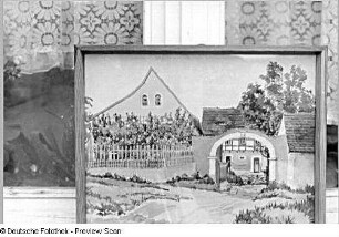 Auf einer Fensterbank stehendes, gerahmtes Bild (Aquarell; 1933, ? Kanka) des ehem. Bauernhofes, Naustadt 2 in Klipphausen-Scharfenberg (ehem. Naustadt Nr. 2)
