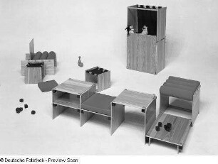 Kinderzimmermöbel : Leipziger Herbstmesse, 1972. Kinderzimmermöbel (1972; Hochschule für Kunst und Design Halle (Burg Giebichenstein)). Ansicht mit Regal, Hockern und Kasperletheater