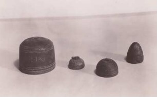 Wägestücke aus Blei: Sächsisches Pfund, festgelegt auf rund 467 gr (verbindlich ab 1734), 1-Pfund-Gewicht, 2-Lot-Gewicht (1 Lot - 1/32 Pfund), zwei 4-Lot-Gewichte : Technikgeschichte | Grundlagen der Technik, Wissenschaft und Kultur | Mess- und Regeltechnik | Gewichtsmaße, Waagen