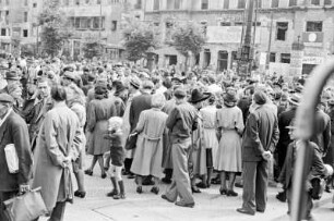 Währungsreform in den westlichen Sektoren am 24. Juni 1948. Menschenansammlung am Bahnhof Zoo