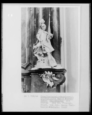 Seitenaltar mit Stuckfigur des Heiligen Florian