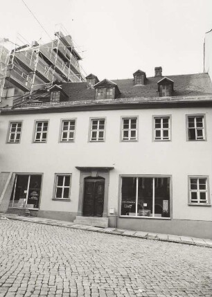 Wohnhaus mit Läden
