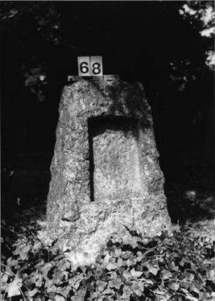 Grabstein 68 (Index: 100084978) Zustand: Schriftplatte entfernt Maße HxBxT: 105x50x30 cm Beschreibung: Stele, Schriftplatte, oval: Grabstein 68