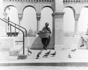 Budapest, Fischerbastei : Budapest. Händler mit Bauchkorb an der Verbindungsgalerie der Fischerbastei