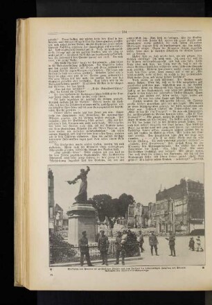 Marktplatz von Péronne mit zerschossenen Häusern und dem Denkmal der heldenmütigen Jungfrau von Péronne.
