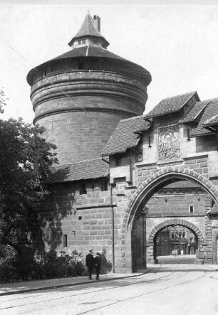 Nürnberg. Spittlertor mit Spittlertorturm (1557, 1886/1900 Umbau), einer der vier markanten runden Haupttürme der Stadtbefestigung