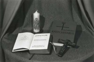 Kerze, Kruzifix, Gesangbuch und Katholischer Katechismus