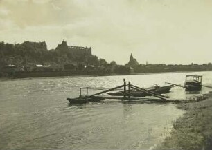 Elbe mit Fährstelle gegen Pirna-Altstadt und Schloss Sonnenstein : Pirna-Posta. Elbe mit Fährstelle gegen Pirna-Altstadt und Schloss Sonnenstein