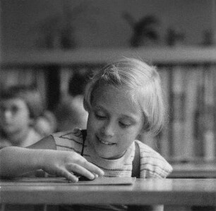 Ganztagsschule (Spielen-Lernen-spielend lernen). Beim Basteln im Schulhort (wahrscheinlich in der Haydnschule in Dresden-Striesen)