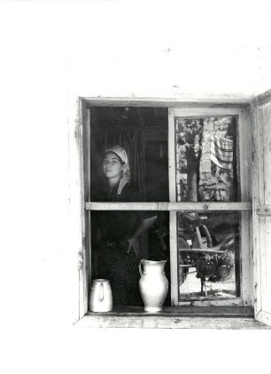 Frau hinter Fenster