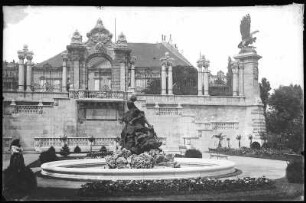 Budapest. Burggarten mit Turul : Budapest. Burggarten mit Brunnen mit fischenden Kindern (um 1900; Károly Senyei) und Turul (1905; Gyula Donáth)