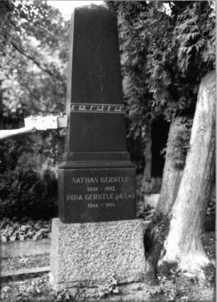 Grabstein 28 (Index: 99618188) Maße HxBxT: 246x62x32 cm Symbolik: Fries Besonderheit: Doppelgrab für Eheleute: Grabstein 28