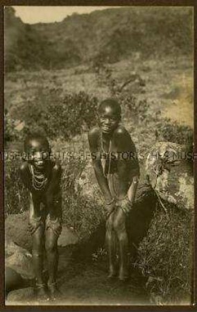 Zwei Wadschagga-Kinder in einem Bachlauf